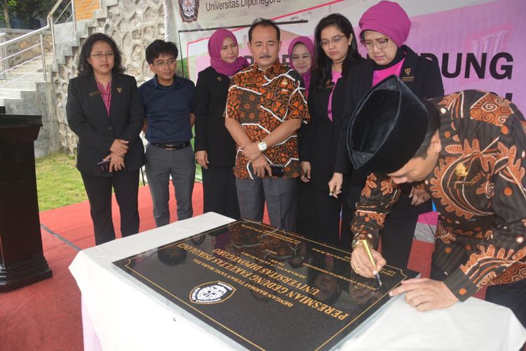 Rektor Universitas Diponegoro, Prof. Dr. Yos Johan Utama, SH.M.Hum, meresmikan gedung baru Fakultas Psikologi Undip, di kampus Undip Tembalang, Kamis (17/1/2019). 