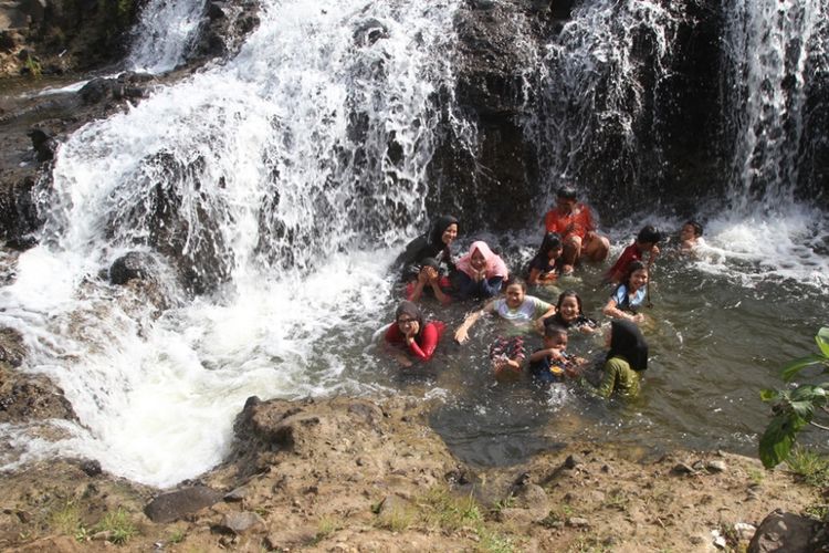 Pengujung mandi di Sungai Rayap, Desa Panton Rayeuk Sa, Kecamatan Kuta Makmur, Kabupaten Aceh Utara, Aceh