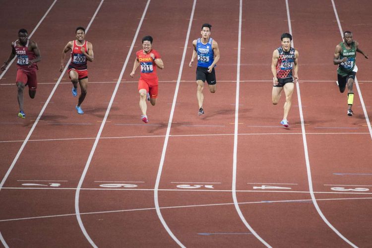 Sejumlah pelari memacu kecepatan saat menuju garis finish saat Final nomor Lari 100 meter putra Asian Games 2018 di Stadion Gelora Bung Karno, Senayan, Jakarta, Minggu (26/8/2018). Pelari China Su Bingtian mencapai finish diurutan pertama dengan catatan waktu tercepat 9.92 detik disusul diurutan kedua pelari Qatar Tosin Ogunode dengan catatan waktu 10.00 detik dan pelari Jepang Ryota Yamagata dengan catatan waktu 10.00 detik.