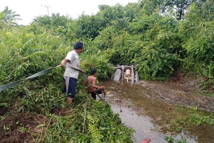 Proses evakuasi korban kecelakaan di Desa Sakakajang Kecamatan Jabiren Raya Kabupaten Pulang Pisau, Minggu (17/7/2022).