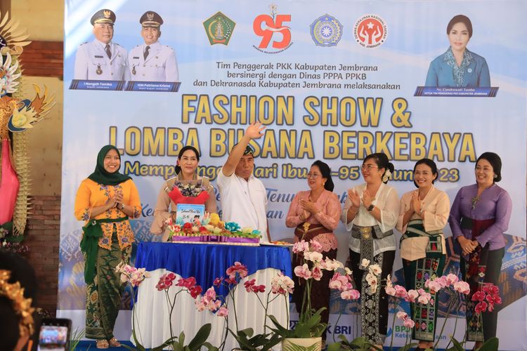 Pemkab Jembrana gelar Hari Ibu ke-95 dengan rangkaian acara fashion show dan lomba busana berkebaya.