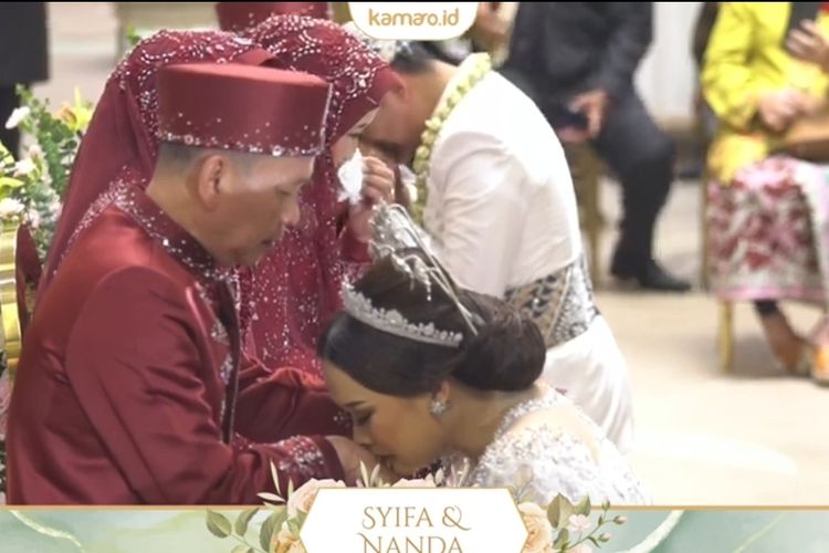 Adik Ayu Ting Ting, Syifa Nuraini saat sungkem kepada ayah Ojak di momen pernikahannya dengan Nanda Fachrizal yang digelar di Hotel Margo, Depok, Jawa Barat, pada Minggu (20/2/2022). 