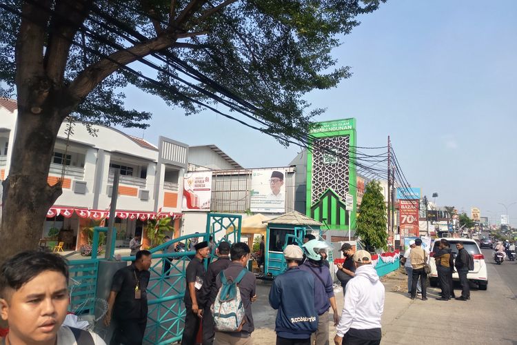 Sekolah Swasta di Tangsel Kembali Digeruduk pada Senin Pagi, Massa Saling Dorong, Pagar Roboh Lagi
