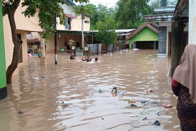 Tampak pemukiman warga di Kelurahan Potu terendam banjir bandang, Kamis (2/2/2023).