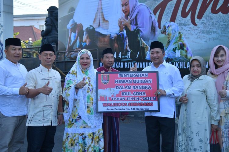 Wali Kota Semarang Hevearita Gunaryanti Rahayu dan pegawai negeri sipil (PNS) di lingkungan pemerintah Kota Semarang