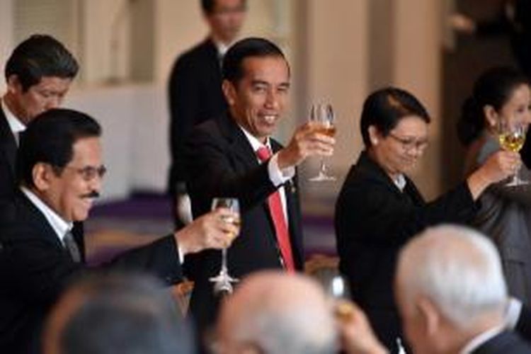 Presiden Joko Widodo (tengah) bersama Menteri Luar Negeri Indonesi Retno Marsudi dan Menteri Koordinator Perekonomian Sofyan Djalil, bersulang saat jam makan siang di Tokyo, Selasa (24/3/2015). Jokowi dijadwalkan berada di Jepang selama 4 hari.