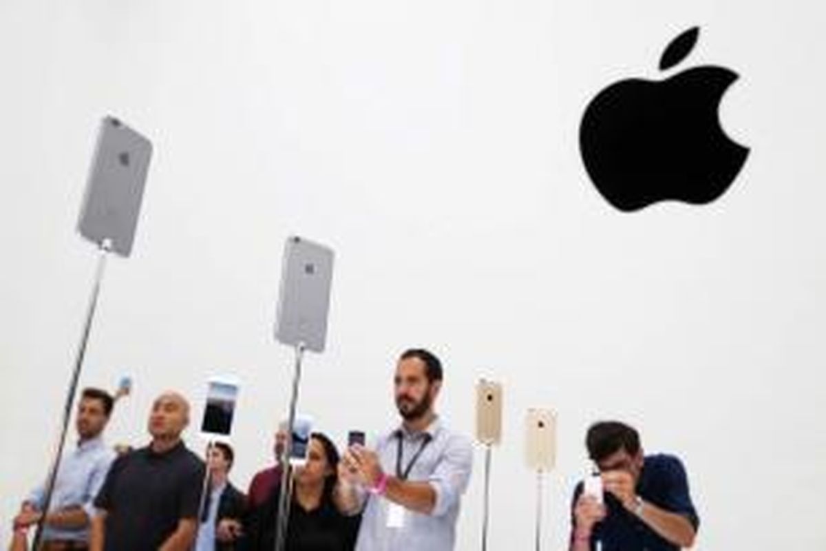 Pengunjung mengamati produk terbaru Apple iPhone 6 dalam acara yang diselenggarakan Apple di Flint Center for the Performing Arts, di Cupertino, California, Amerika Serikat, Selasa (9/9/2014). Pada acara itu Apple meluncurkan Apple Watch dan dua iPhone terbaru, iPhone 6 dan iPhone 6 plus.