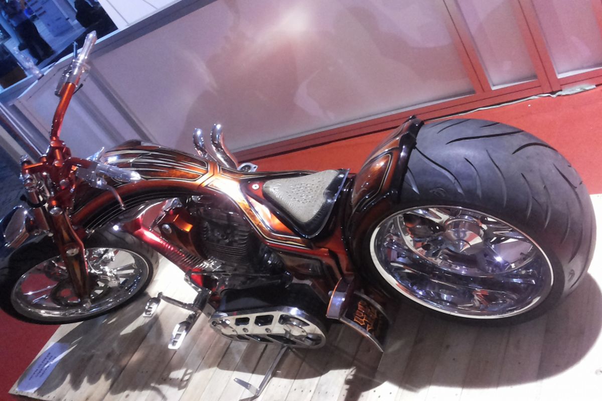 Sepeda motor modifikasi bergaya pro street yang jadi motor custom termahal yang dipajang di selama penyelenggaraan Indonesia International Motor Sow (IIMS) 2018. 