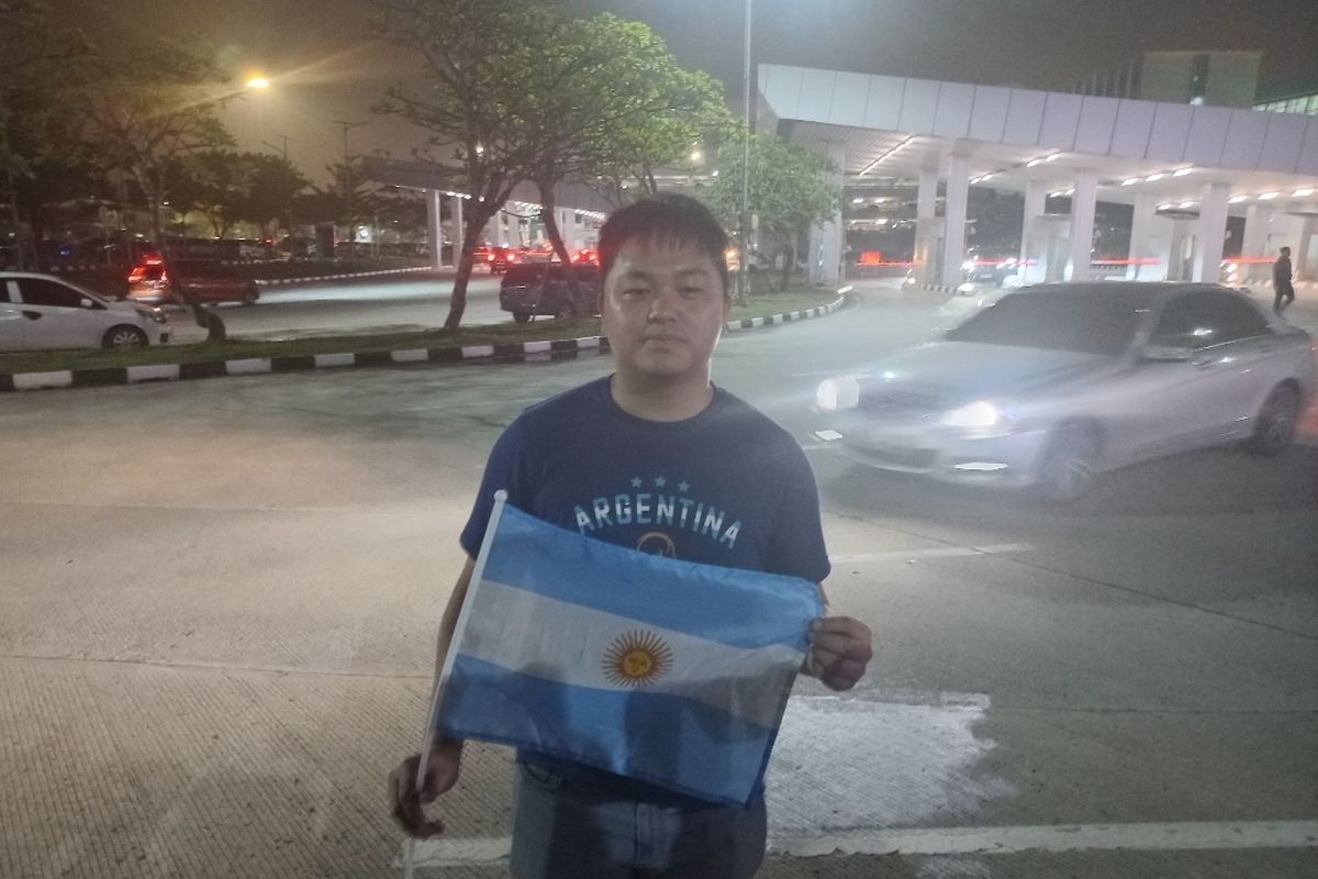 Salah satu suporter Timnas Argentina bernama Pedro saat menyambut kedatangan tim kesebelasan berjulukan La Albiceleste di Bandara Soekarno-Hatta pada Jumat (16/6/2023).