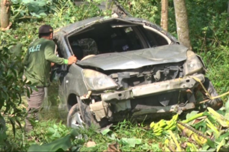 Petugas berupaya melakukan evakuasi mobil yang masuk jurang sedalam 20 Meter di Kilometer 14 Dusun gading Kecamatan Suruh kabupaten Trenggalek Jawa Timur (21/04/2018)