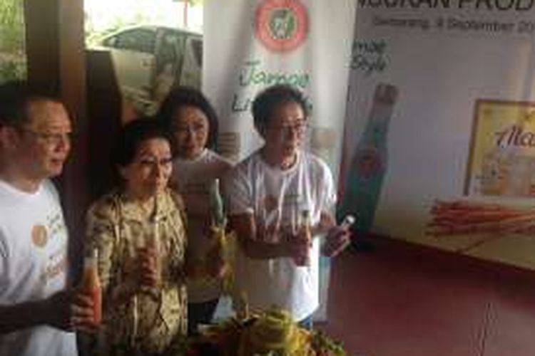 Direktur PT Sido Muncul Irwan Hidayat bersama pemegang saham mayoritas Yahya Hidayat (tengah) meluncurkan produk jamu herbal life, di Semarang, Jumat (9/9/2016).