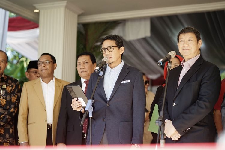 Calon wakil presiden nomor urut 02 Sandiaga Uno saat menggelar jumpa pers di kediaman Prabowo, Jalan Kertanegara, Jakarta Selatan, Jumat (24/5/2019).