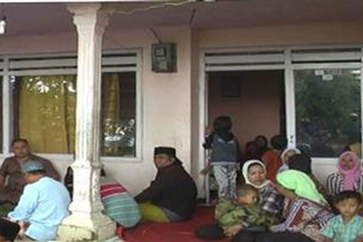 Puluhan warga melayat Abdus Salam, Aktivis LSM LIRA yang tewas di bacok oleh 4 orang tak dikenal.