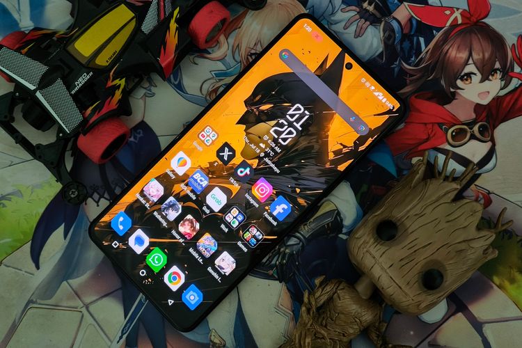 Bagian depan Asus ROG Phone 8. Ponsel gaming ini memiliki layar AMOLED 6,78 inci dengan resolusi Full HD Plus, refresh rate 165 Hz, dan brightness 1.600 nit. Di tengah atas layar, terdapat kamera selfie 32 MP.