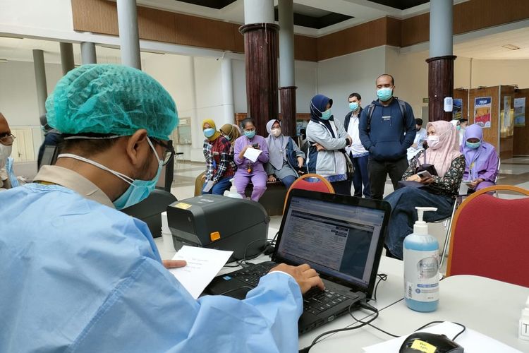 Swab massal untuk nakes dilaksanakan di Rumah Sakit Umum Pusat (RSUP) Mohammad Hoesin Palembang. Dari hasil pemeriksaan, sebanyak 50 orang nakes dinyatakan positif terpapar Covid-19, Jumat (11/2/2022).