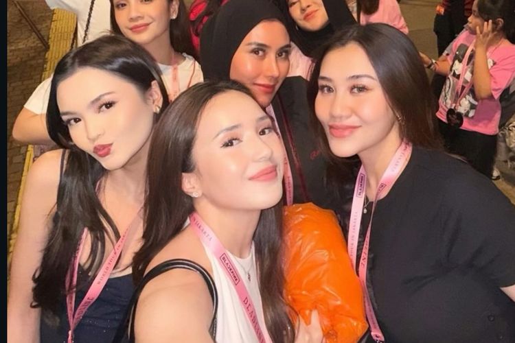 Para seleb tampil stylish saat menonton konser BLACKPINK di Jakarta. Dari nuansa pink?hitam hingga gaya kasual yang chic, semua tampil standout.