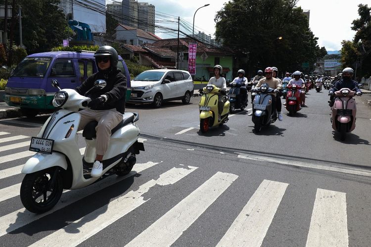 Merasakan sensasi berkendara Grand Filano Hybrid 125 di Bandung, skutik bergaya klasik-modern dengan fitur praktis.