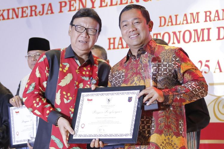 Wali Kota Semarang, Hendrar Prihadi, menerima penghargaan dari Menteri Dalam Negeri, Tjahjo Kumolo, di Hotel Sultan, Jakarta, Rabu (25/4/2018) malam. Kota Semarang ditetapkan sebagai pemerintah daerah dengan kinerja tertinggi di Indonesia pada 2018. 
