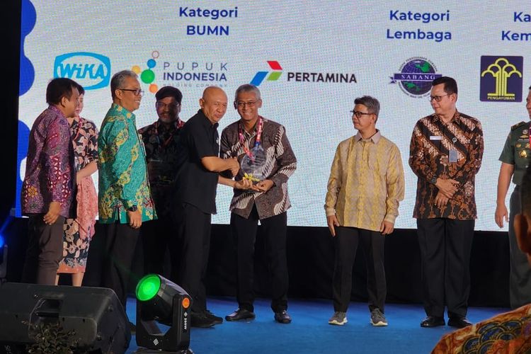 Menteri Koperasi dan UKM Teten Masduki menyerahkan penghargaan Kategori Pemanfaatan Pasar Digital Usaha Mikro Kecil Menengah (PaDi UMKM) kategori Badan Usaha Milik Negara (BUMN) kepada SVP Procurement Pertamina, Hery Murahmanta dalam acara Inabuyer Award 2024, di Jakarta, Jumat (17/5/2024).

