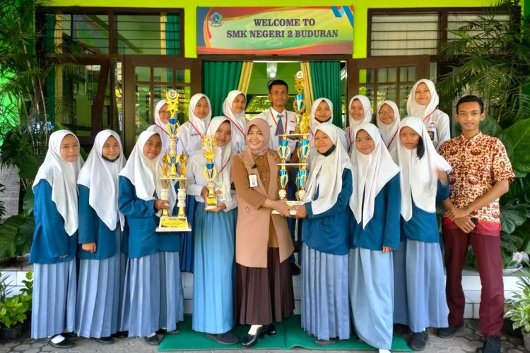 Mariya Ernawati bersama siswanya di SMKN 2 Buduran Sidoarjo Jawa Timur.