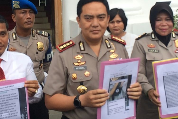 Polisi menunjukkan barang bukti pelaku mengunggah video penggerebekan di grup Whatsaap.