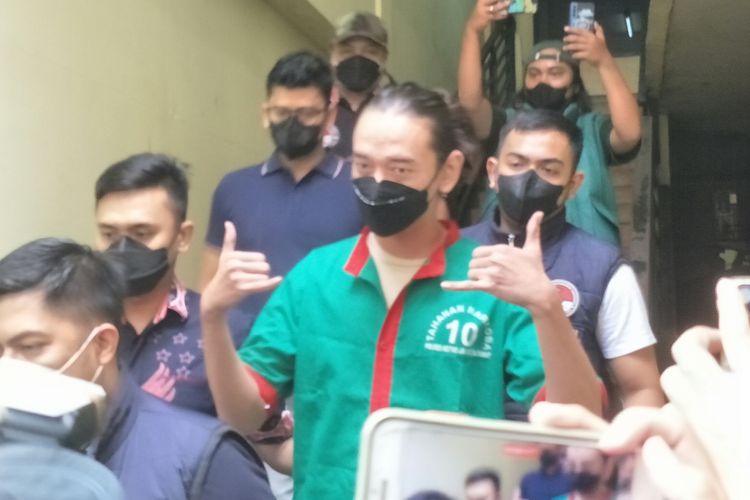 Musisi Muhammad Fauzan Lubis, vokalis band Sisitipsi hendak menjalani pemeriksaan kesehatan di Klinik Pratama Polres Metro Jakarta Barat, Jumat (18/3/2022) setelah ditangkap atas dugaan penyalahgunaan narkoba.