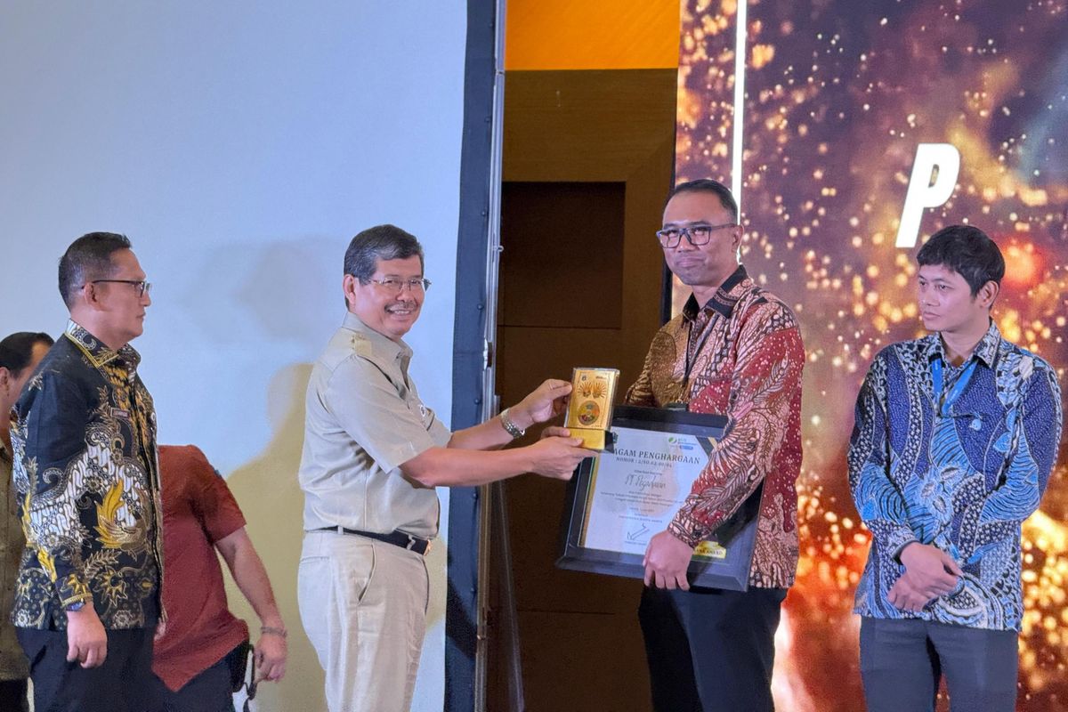 Kepala Divisi Operational Human Capital PT Pegadaian Dhopi Prawata menerima penghargaan Paritrana Award 2025 dari Sekretaris Daerah Provinsi DKI Jakarta Marullah Matali, di Hotel Aryaduta Menteng, Jakarta, Selasa (15/7/2025).