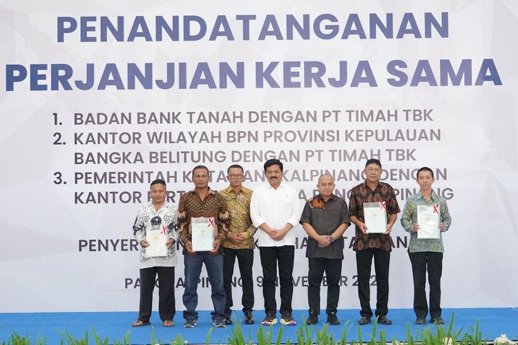 Menteri Agraria dan Tata Ruang/Kepala Badan Pertanahan Nasional (ATR/BPN) Hadi Tjahjanto menyerahkan enam sertifikat kepada Pemerintah Kota Pangkalpinang, Kementerian Agama, Kementerian Pertahanan, Pemerintah Provinsi Kepulauan Bangka Belitung, dan Pemerintah Kabupaten Belitung, di Pangkalpinang, Kamis (9/11/2023).