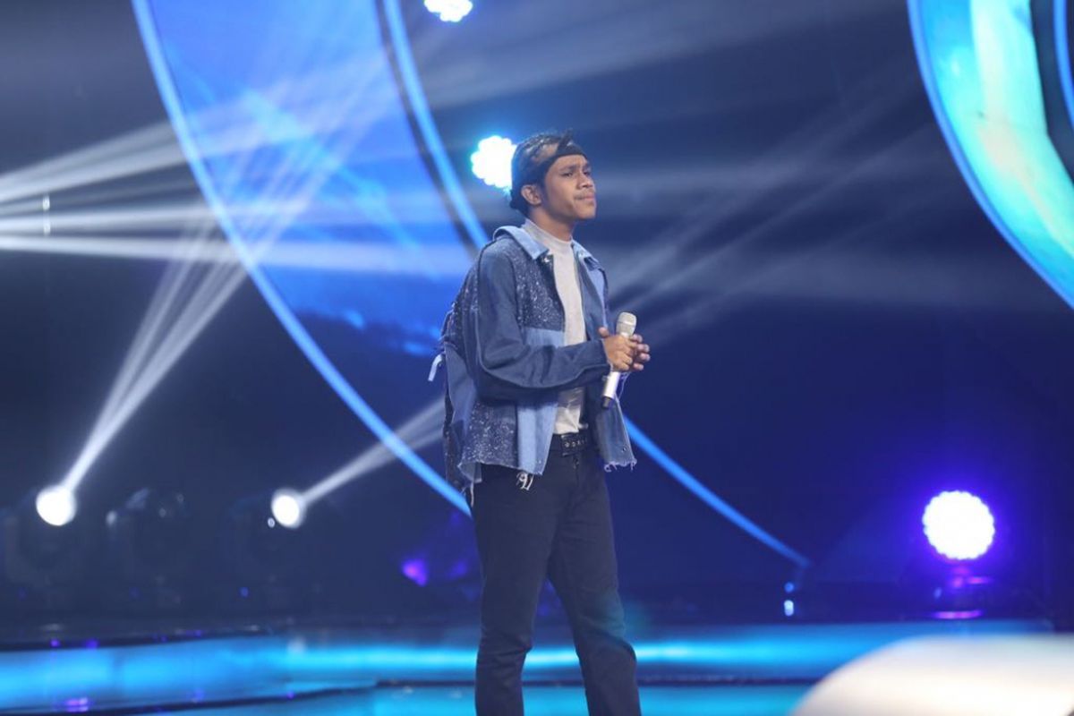 Finalis Kevin saat tampil di panggung Top 10 Indonesian Idol 2018 yang digelar di Studio 11, MNC Studios, Kebon Jeruk, Jakarta Barat, Selasa (13/2/2018).