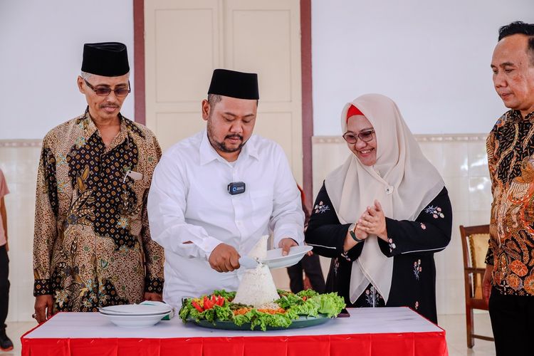 Bupati Gresik Fandi Akhmad Yani saat meresmikan Museum Kanjeng Sepuh didampingi Wakil Bupati Aminatun Habibah di Desa Mriyunan Kecamatan Sidayu, Jumat (2/8/2024). 