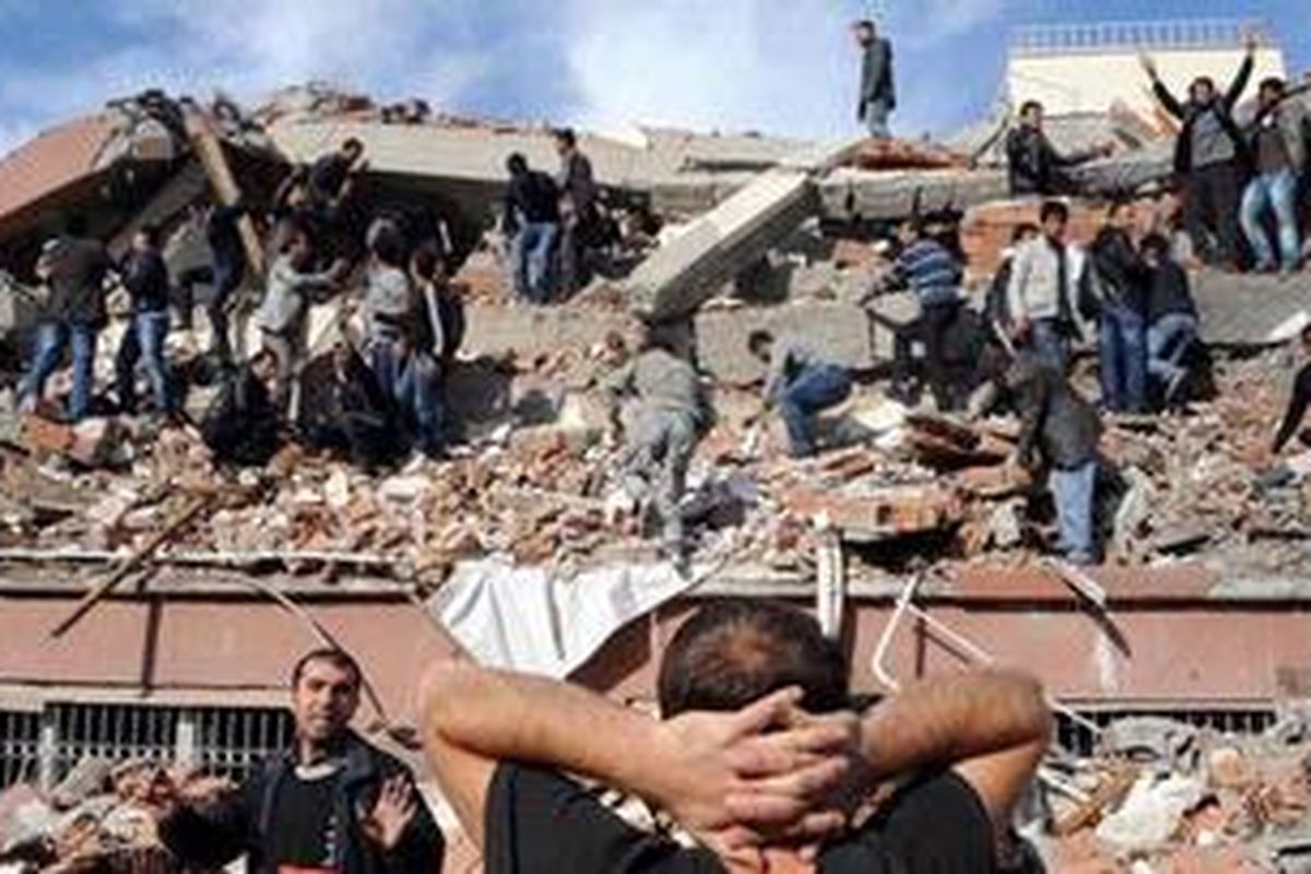 Bangunan hancur diguncang gempa 7,3 magnitud di Desa Tabanli, di timur Provinsi Van, Turki, Minggu (23/10/2011).