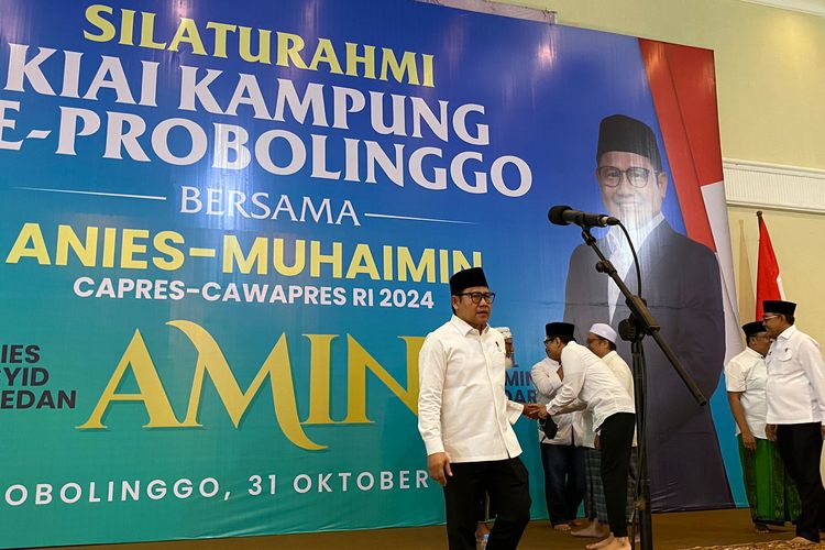 Bakal calon wakil presiden dari Koalisi Perubahan, Muhaimin Iskandar atau Cak Imin dalam acara silaturahmi bareng 1.000 kiai Kampung di Probolinggo, Jawa Timur, Selasa (31/10/2023). 