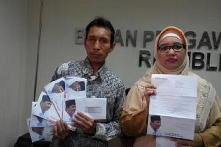Presidium Federasi Serikat Guru Indonesia (FSGI) Guntur Ismail (kiri) dan Sekretaris Jenderal FSGI Retno Listyarti (kanan) menunjukkan surat dari calon presiden Prabowo Subianto sebelum dilaporkan ke Badan Pengawas Pemilu, Kamis (26/6/2014) 