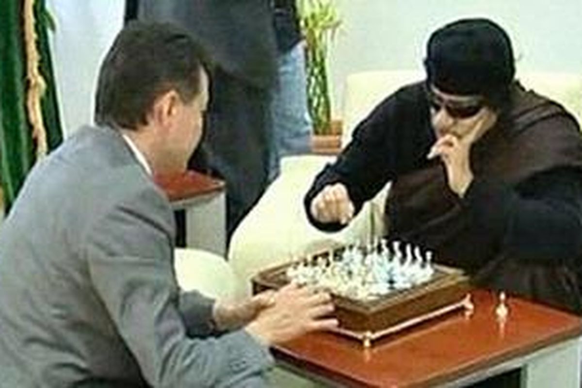 Muammar Khadafy sedang bermain catur dengan presiden FIDE Kirsan Ilyumzhinov, Minggu (12/6/2011).