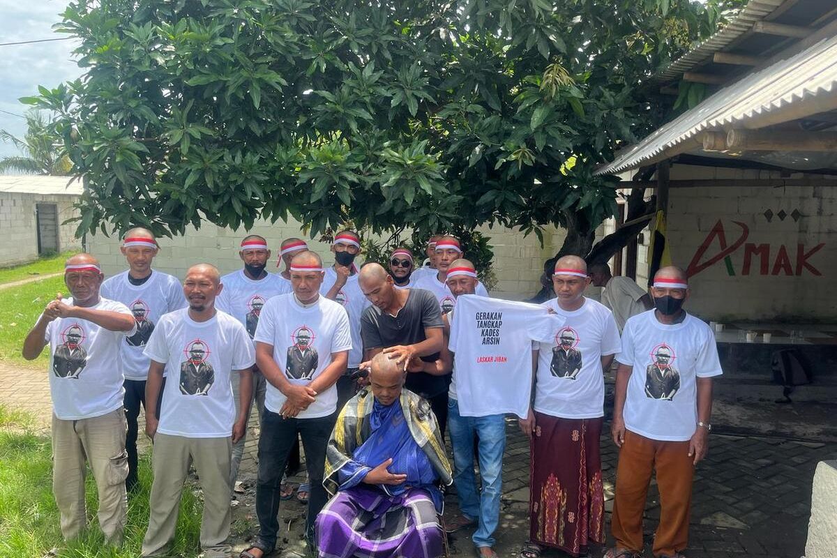 Puluhan warga Desa Kohod, Kecamatan Pakuhaji, Kabupaten Tangerang, Banten melakukan aksi gundul rambut dan syukuran setelah Kades Kohod Arsin bin Asip ditahan Bareskrim Polri, Selasa (25/2/2025).