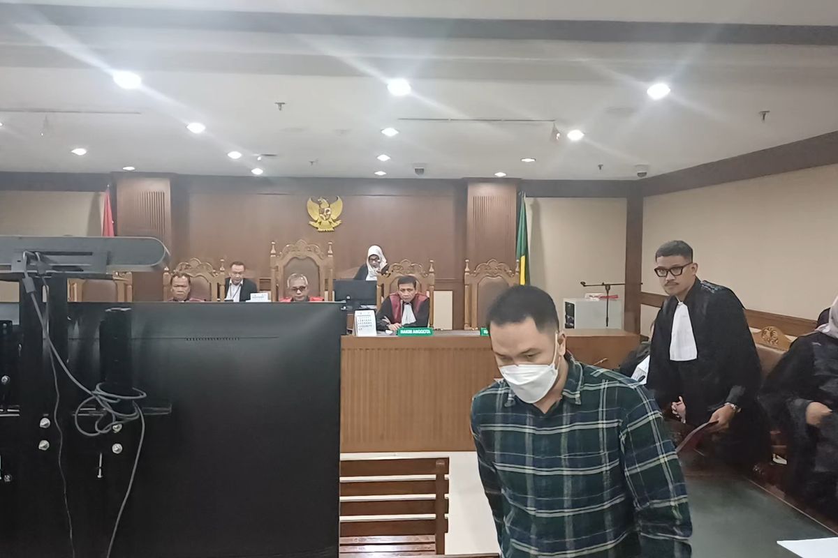 Jaksa Kejaksaan Negeri Jakarta Barat (Kejari Jakbar) Azam Akhmad Akhsya usai divonis 7 tahun penjara dalam kasus pemerasan korban investasi bodong Robot Trading Fahrenheit di pengadilan Tipikor Jakarta Pusat, Selasa (8/7/2025).