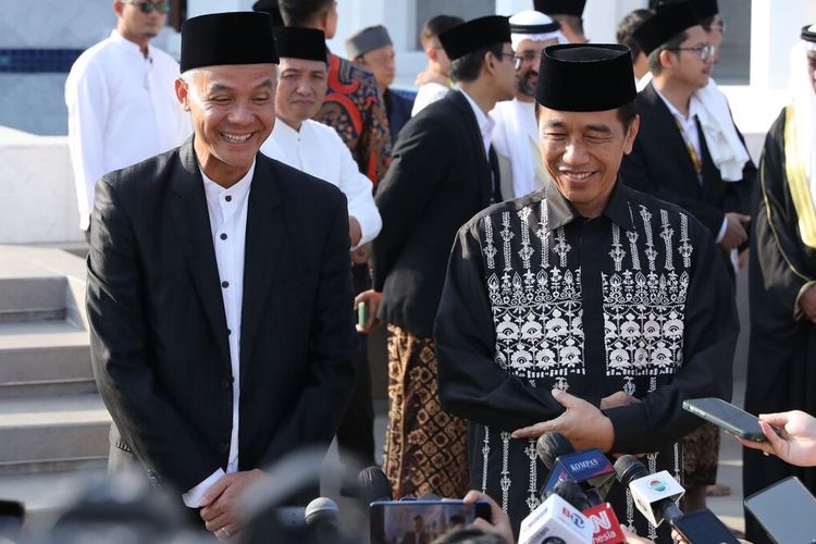 Gubernur Jateng Ganjar Pranowo mengikuti salat idulfitri bersama Presiden Jokowi di Masjid Syekh Zayed, Solo, Sabtu (22/4/2023).