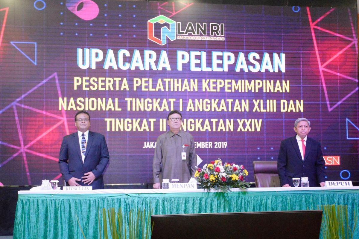 Menteri PAN RB, Tjahyo Kumolo didampingi Kepala LAN, Dr. Adi Suryanto dan Deputi bidang Penyelenggaraan Pengembangan Kompetensi LAN, Dr. Basseng, M.Ed hadir dalam Upacara Pelepasan Peserta PKN I angkatan XLIII dan PKN II angkatan XXIV, di Aula Prof. Dr. Agus Dwiyanto, MPA, Kantor Lembaga Administrasi Negara (LAN), Jl. Veteran No. 10 Jakarta Pusat, Kamis (5/12/2019).
