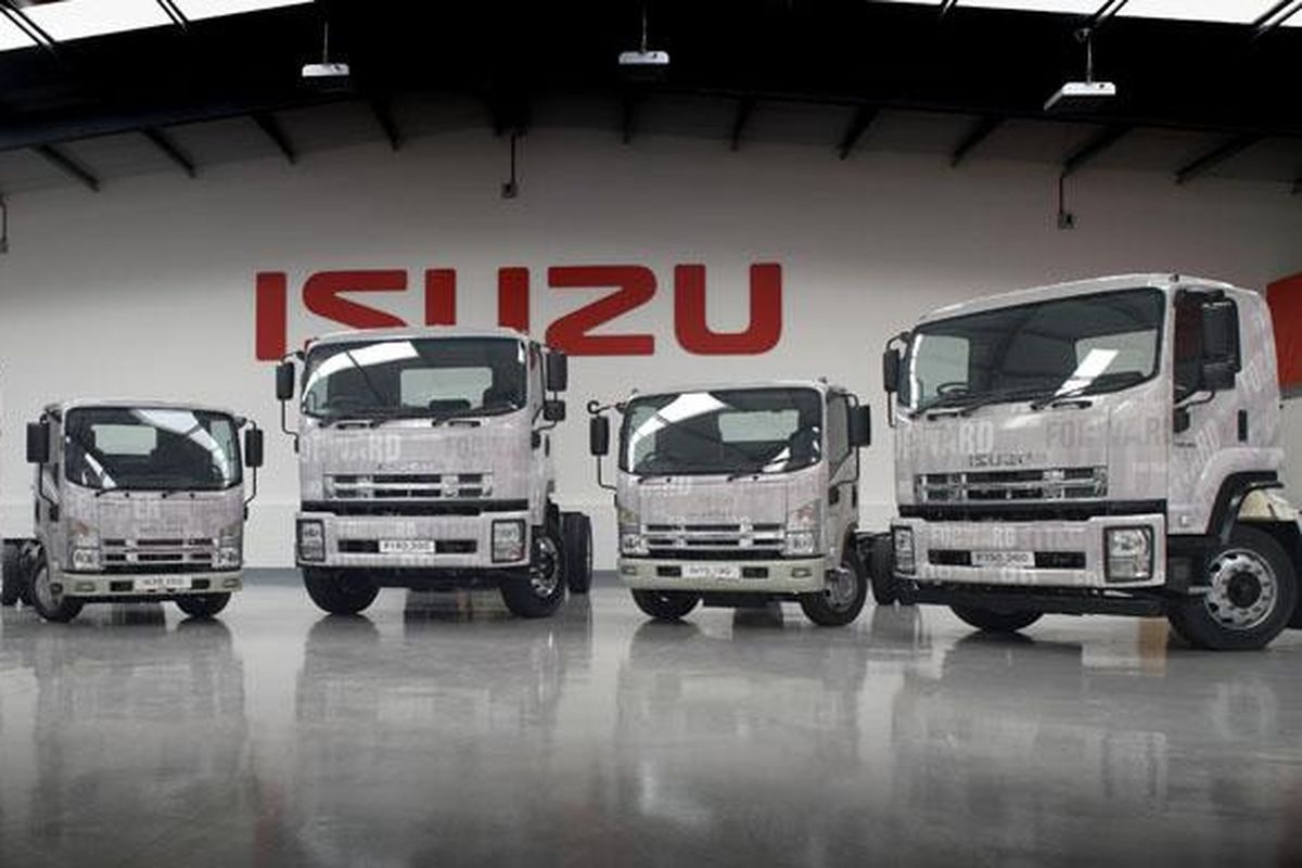 Truk Isuzu.