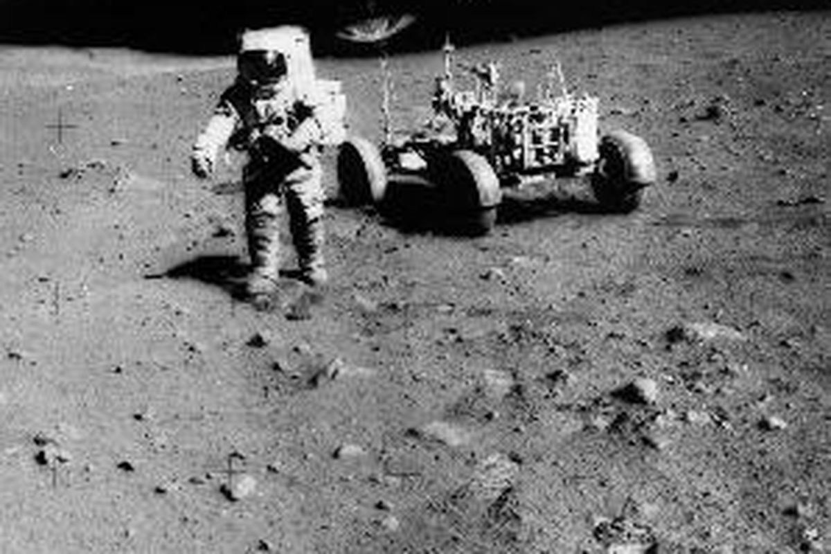 James Irwin, astronot Apollo 15 sedang menjelajahi bulan.