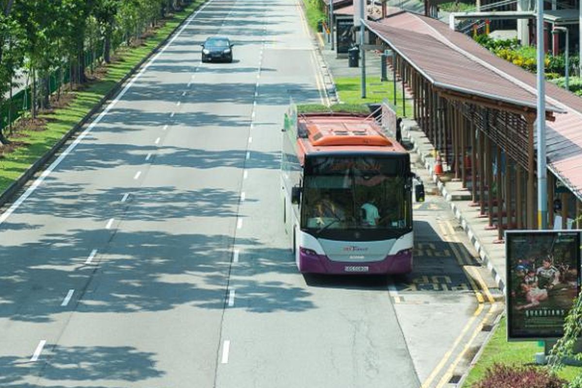 Bus dengan atap hijau