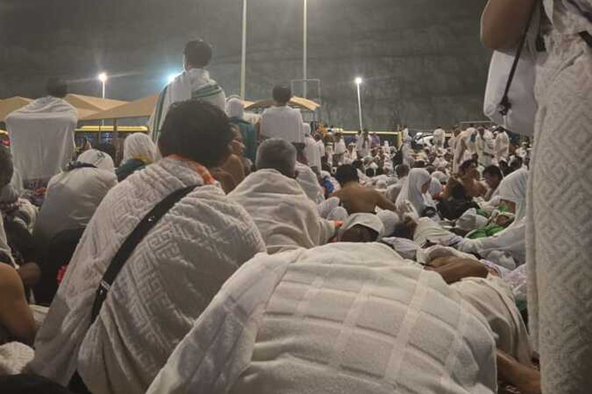 Kondisi terkini jemaah haji asal Indonesia di Muzdalifah. Setelah lama mengantre bus, mereka memutuskan untuk berjalan kaki ke Mina, Arab Saudi, Jumat (6/6/2025)