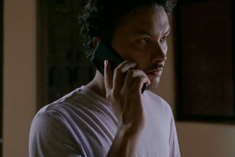 Aktor peran Nicholas Saputra diminta untuk menumbuhkan kumis dan janggut khusus di film Paranoia. Dalam film ini ia akan berperan sebagai seorang pria misterius.