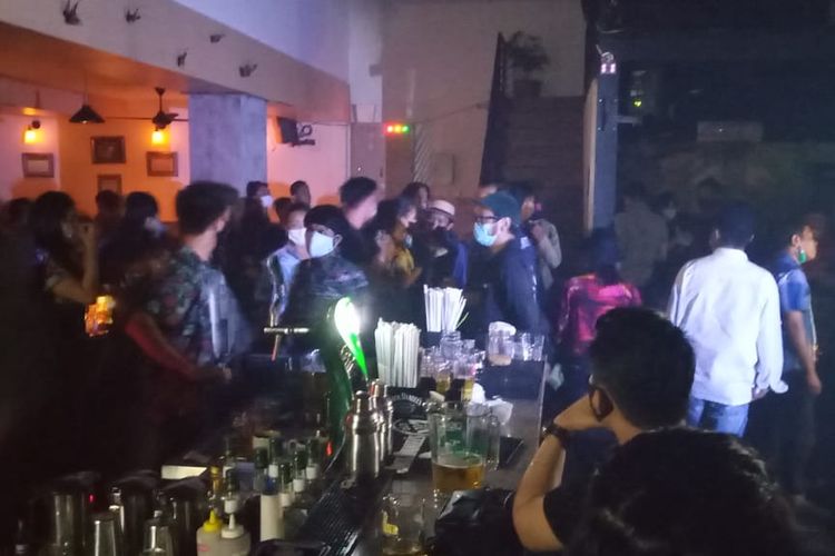 Suasana No Logic Cafe Jakarta Pusat pada Sabtu (10/4/2021) malam.
