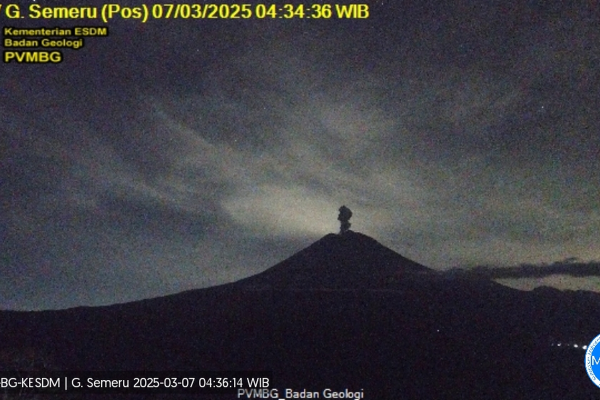 Visual erupsi Gunung Semeru dengan letusan setinggi 1.200 meter, Jumat (7/3/2025)
