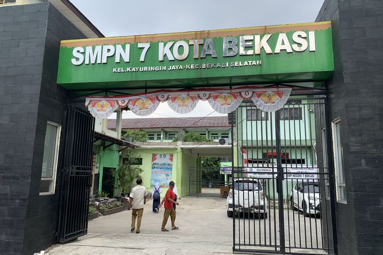 Situasi SMP Negeri 7 Kota Bekasi, Senin (20/11/2023). Pada Jumat (17/11/2023) seorang siswa berinisial MA (13) meninggal dunia saat sedang bermain kuda tomprok.