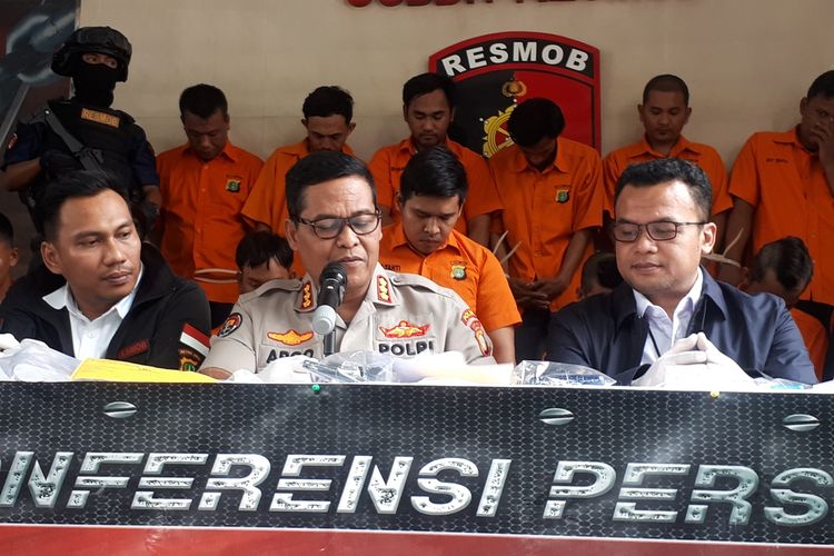 Polisi menangkap seorang tersangka pencurian dengan modus mengaku sebagai karyawan Transmedia. Tersangka bernama Arman alias TA. Foto diambil dalam konferensi pers di Polda Metro Jaya, Jakarta Selatan, Senin (26/8/2019).