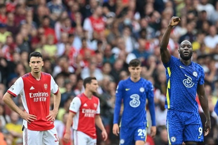 Striker Chelsea, Romelu Lukaku, berselebrasi usai mencetak gol ke gawang Arsenal pada pekan kedua Liga Inggris 2021-2022.