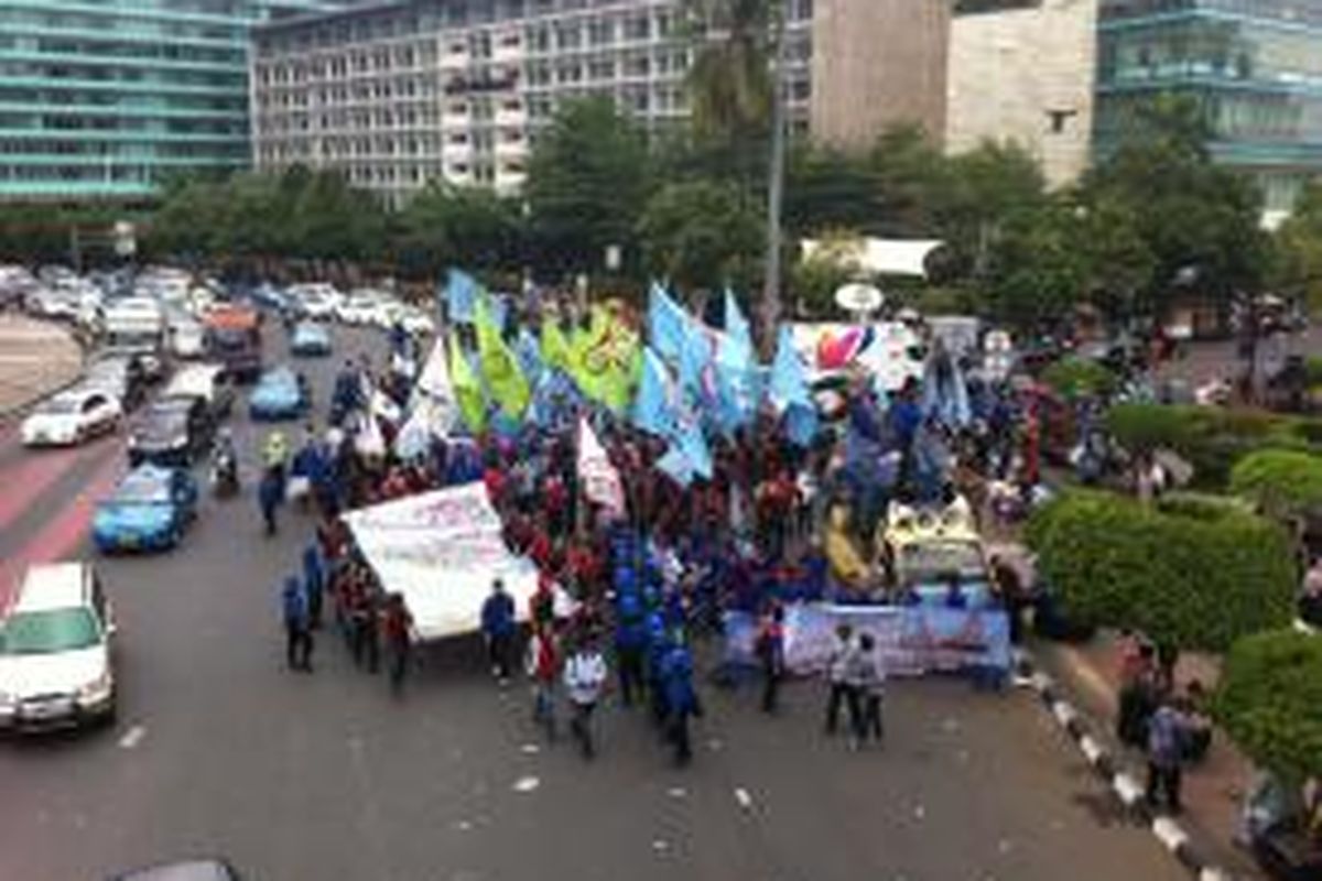 Massa buruh telah berkumpul di Bundaran Hotel Indonesia, Senin (10/11/2014).
