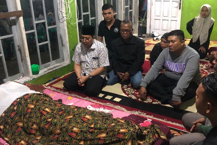 Direksi RSUP M Djamil Padang kunjungi rumah duka, Minggu (12/11/223) malam